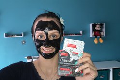 Černá uhelná maska v akci